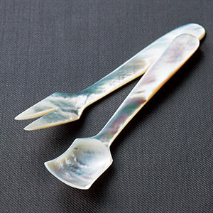 白蝶貝カトラリー 2本組・桐箱入: キッチン雑貨 | スイーツ・グルメ