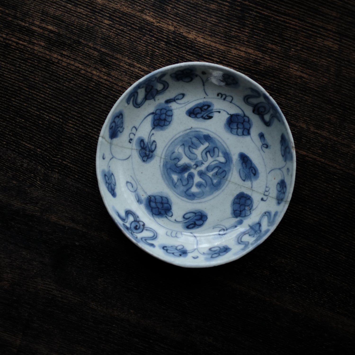 古染付 花唐草文 青花平皿(明朝末期) – 逢季荘