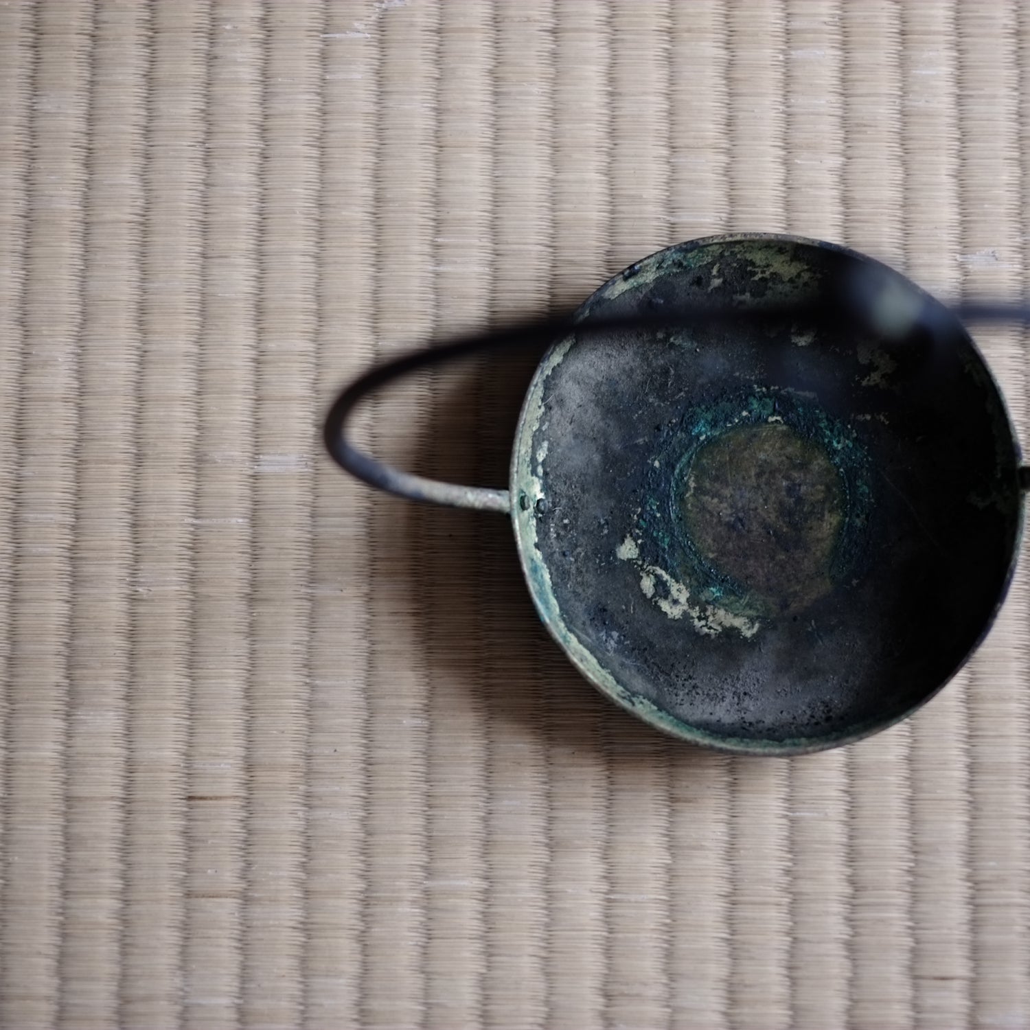 古銅 吊り灯火器 (明治期頃) – 逢季荘