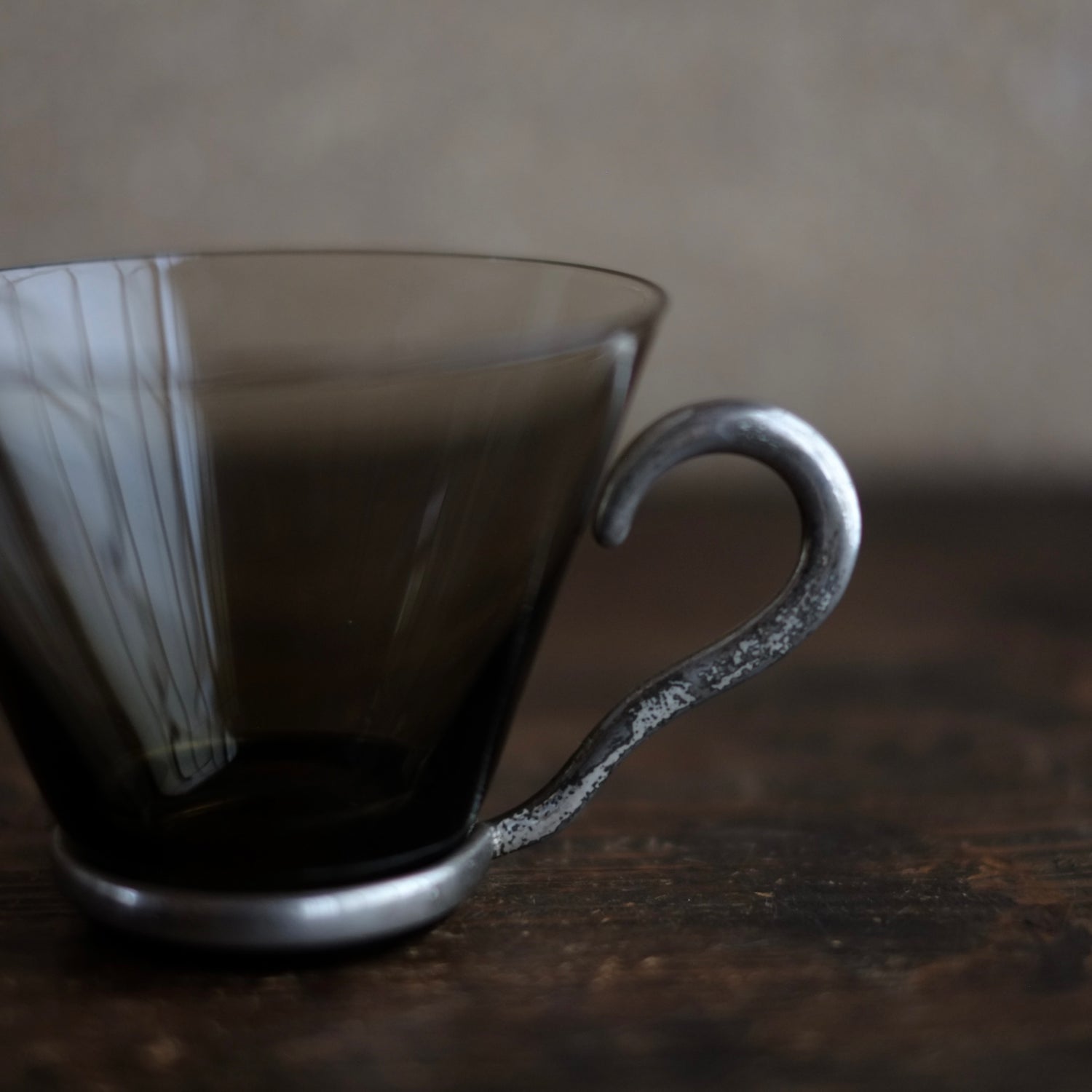 時代 黒ガラス取手付 コップ – 逢季荘