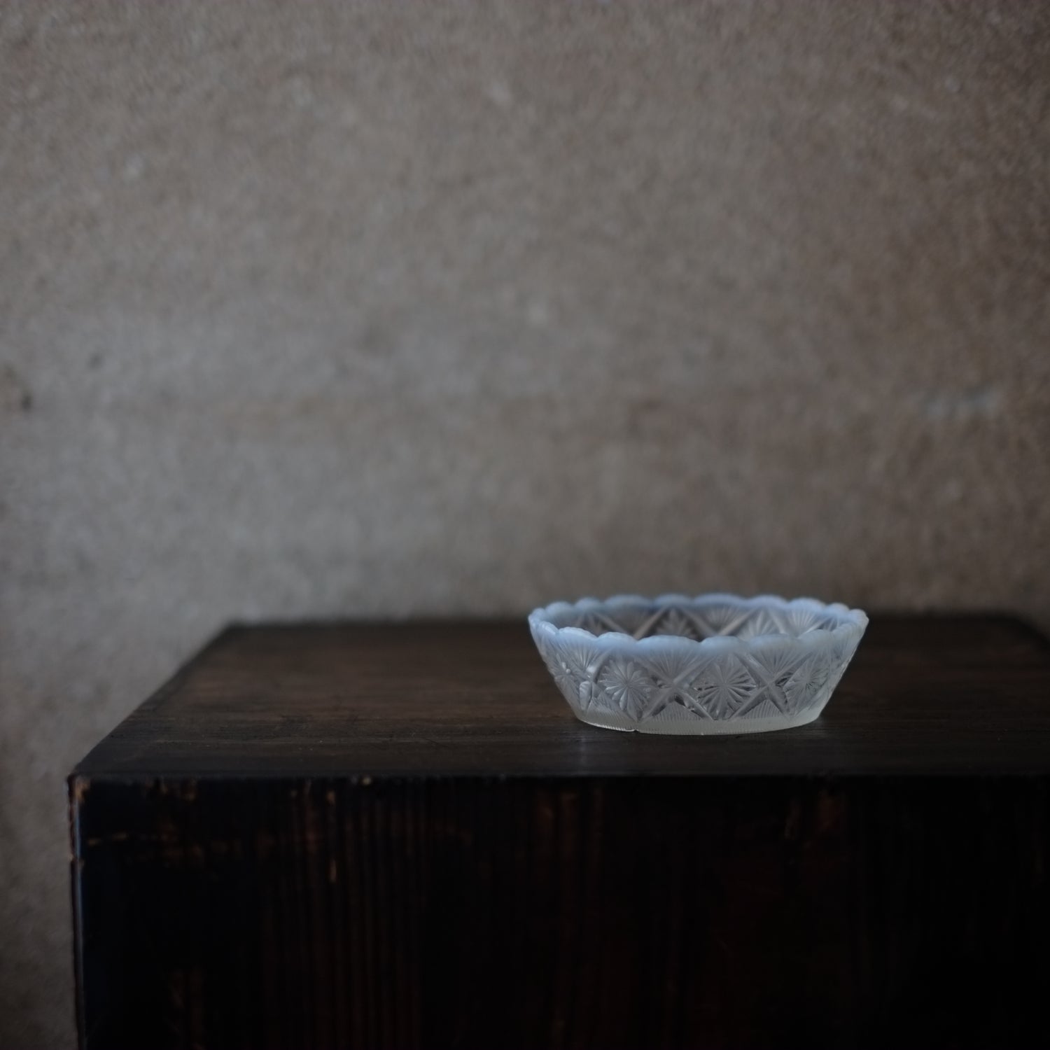 時代 乳白縁輪花 プレスガラス 深皿 (明治-大正期) – 逢季荘