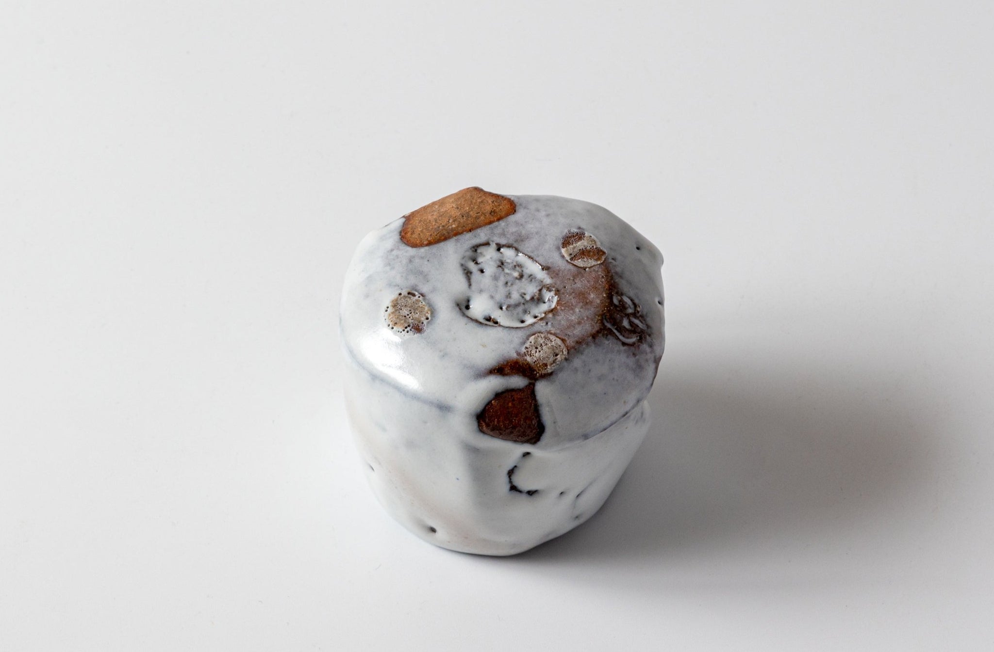 白釉刳貫ぐい吞み | artrip山口