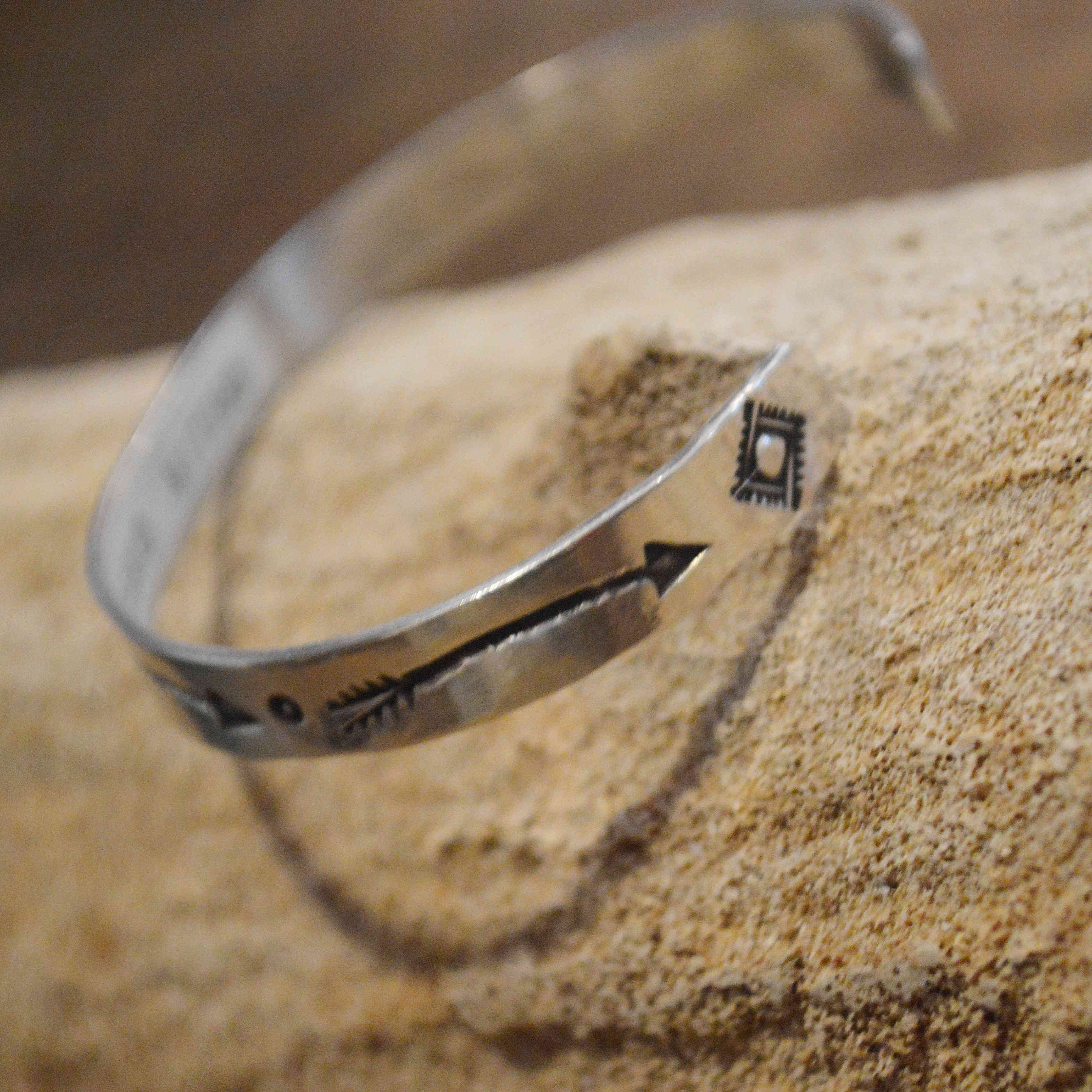 Indian jewelry / Navajo BANGLE (ARNOLD GOODLUCK)