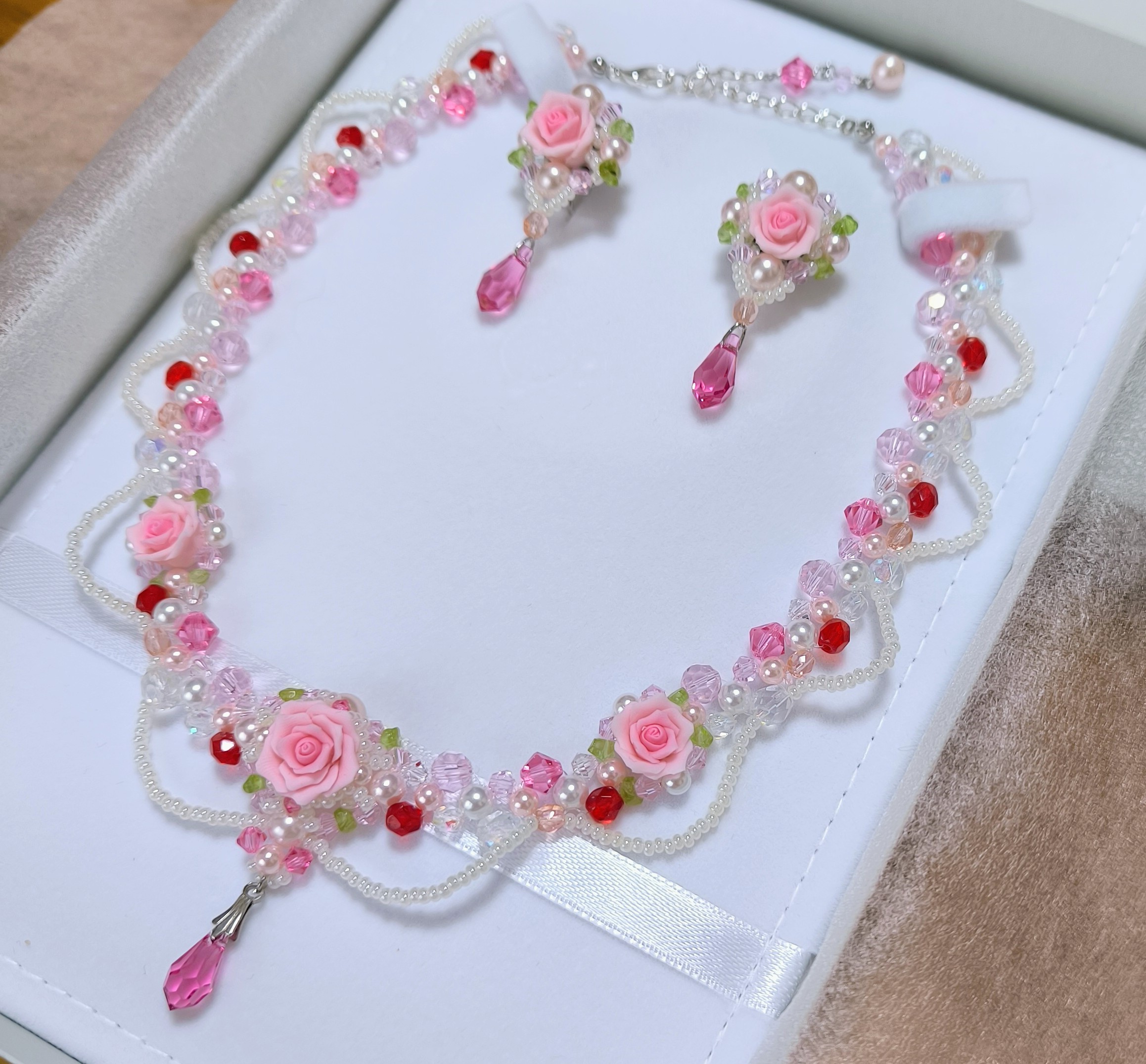 楽天市場】Colorfulしずくが揺れるピンク薔薇のネックレスセット