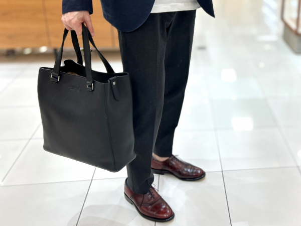 カジュアルと上品さのバランスが絶妙なフレンチカーフのバッグ