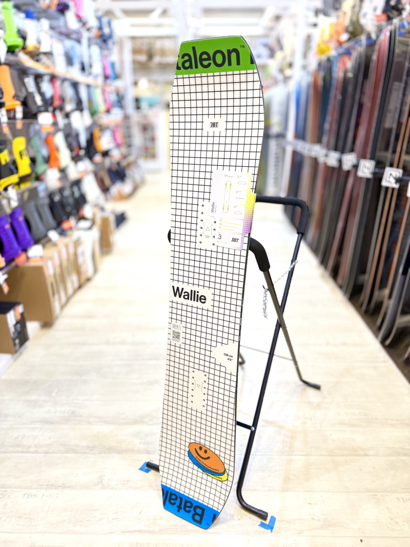 ラスト1点】レディース スノーボード 板 型落ち Bataleon Wallie 148cm