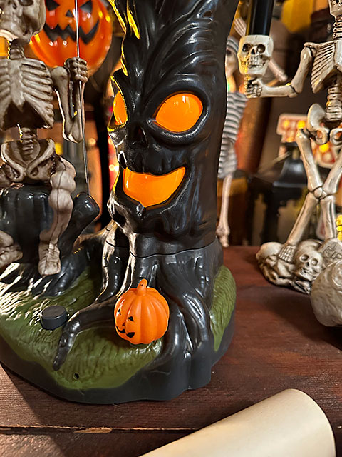 センサーで反応して動く！光る！ムービング ブランコスケルトン