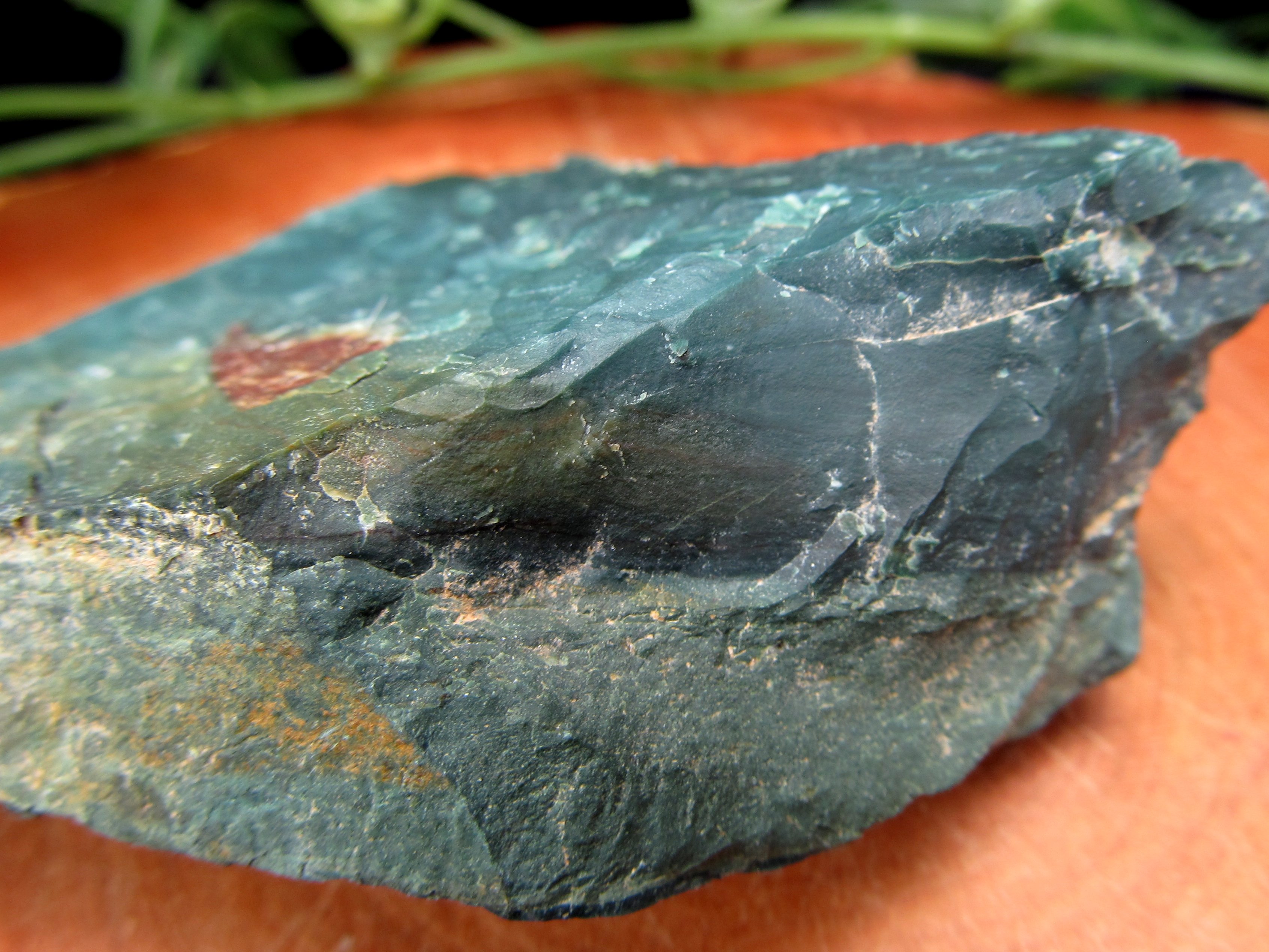 高品質 濃い緑 出雲石 碧玉 原石 深緑タイプ 86g 幅79mm 大地のパワー