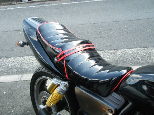 ヤマハ XJR400 変形タックロールシート エナメル 黒黒/黒赤 入荷未定