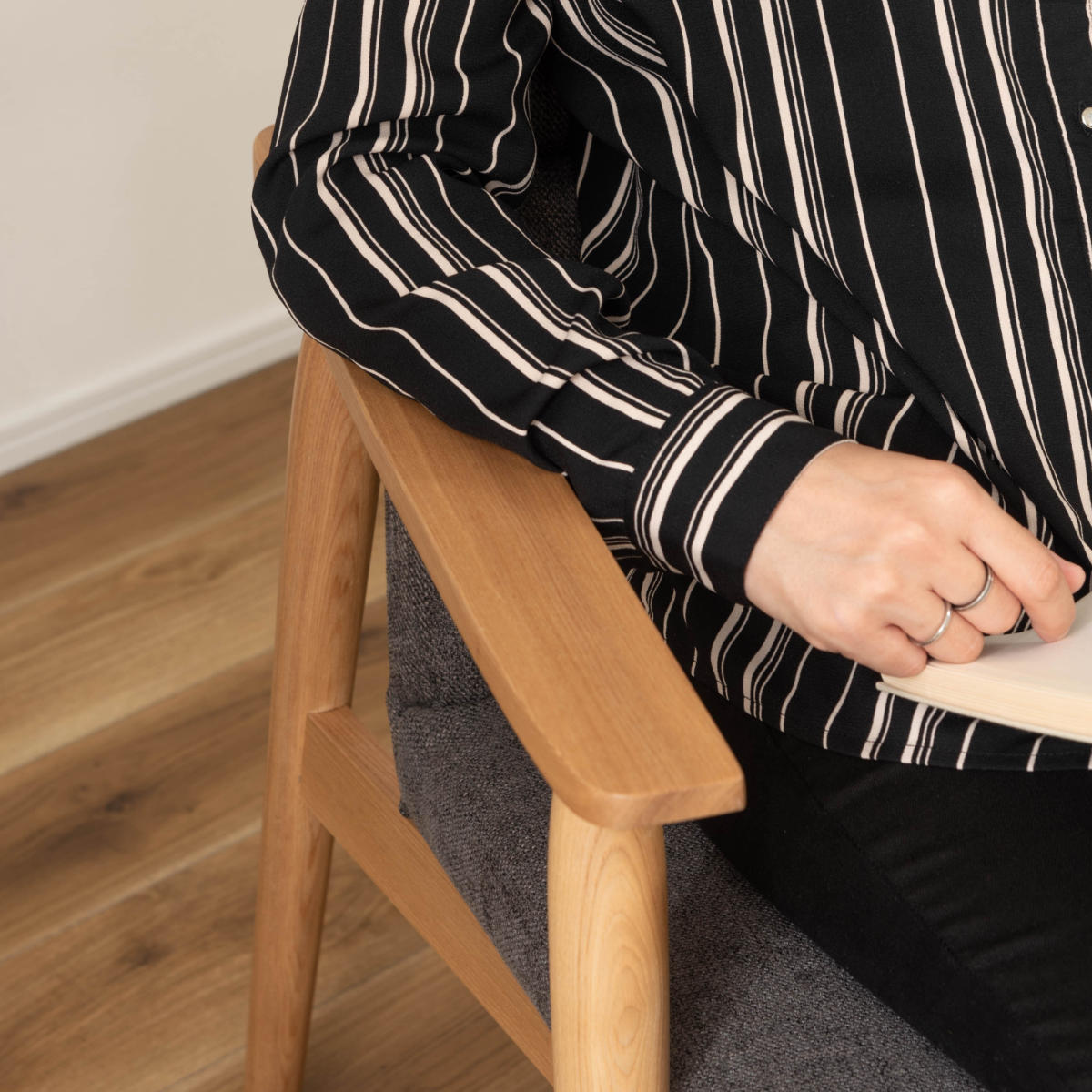 東谷 ダイニングチェア 肘付き 座面高41cm 木製フレーム リズシリーズ