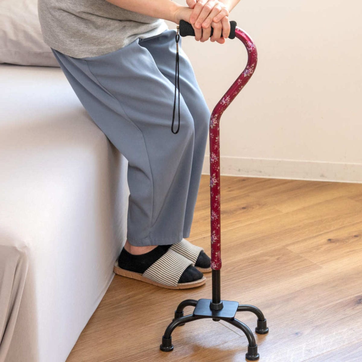 杖 アルミ製 4点 自立式 女性 花柄 非課税 （ つえ ステッキ 4点杖 多