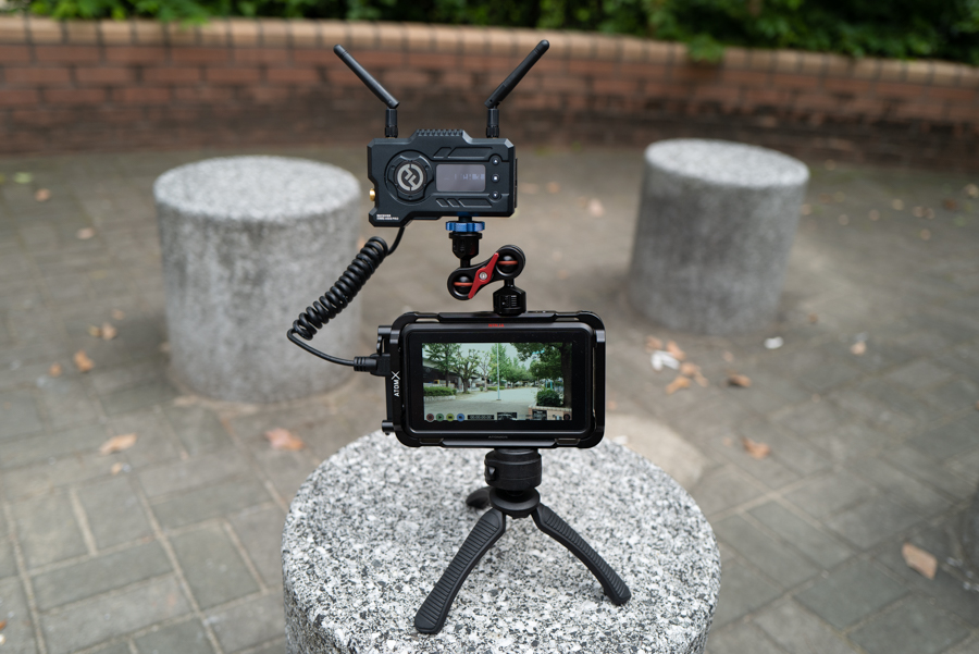 屋外で「Hollyland MARS 400S PRO」を使って映像をワイヤレス伝送して