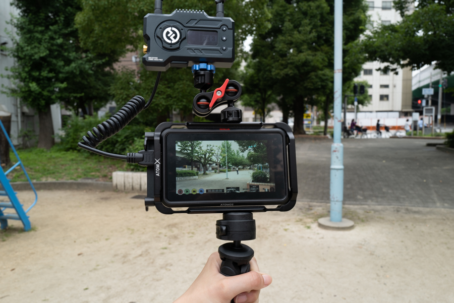 屋外で「Hollyland MARS 400S PRO」を使って映像をワイヤレス伝送して