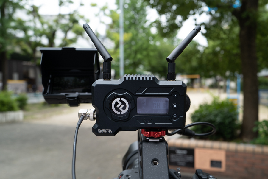 屋外で「Hollyland MARS 400S PRO」を使って映像をワイヤレス伝送して