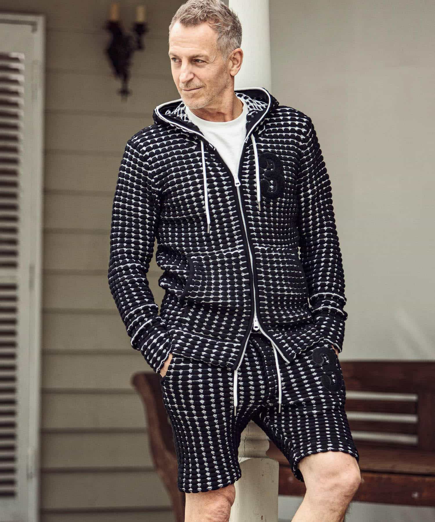 1PIU1UGUALE3 RELAX(ウノピゥウノウグァーレトレ リラックス)3ロゴ