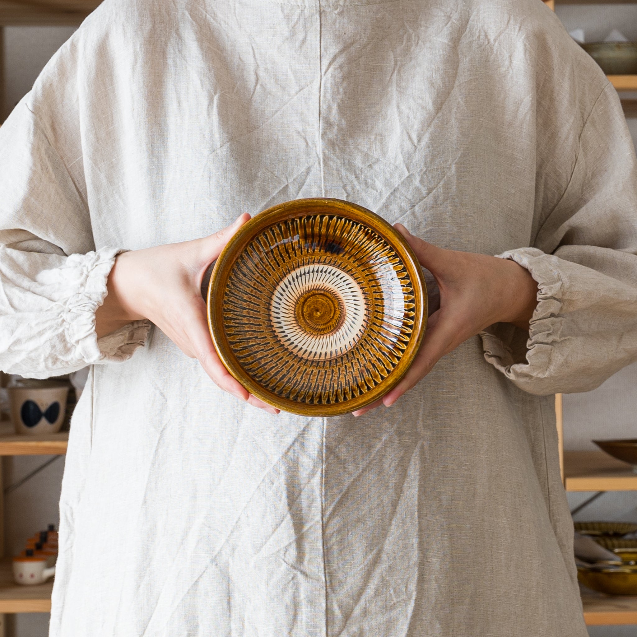 小鹿田焼 坂本庸一窯 5寸平鉢 飛び鉋 飴色｜和食器通販 四季折折