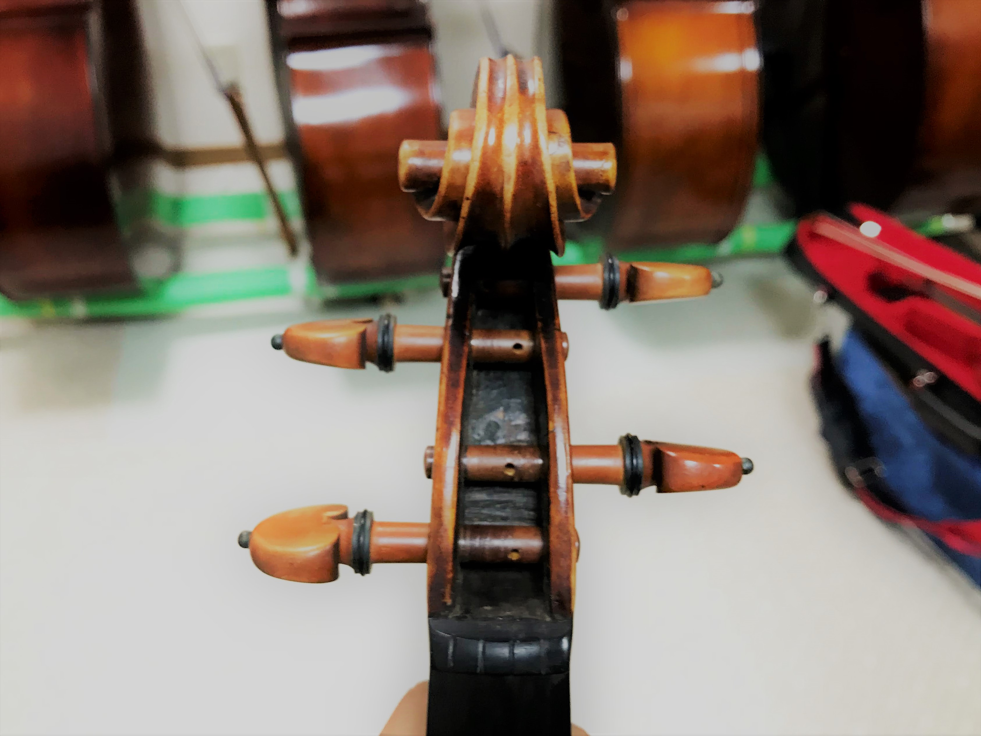 バイオリンのブッシング修理とは？（ペグ穴埋め交換）方法と必要となる