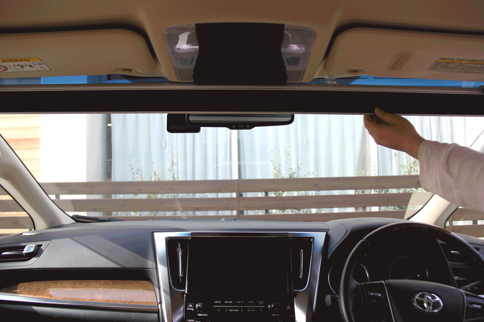 シンシェード｜車用サンシェードをロール式で快適に。フロントガラスの