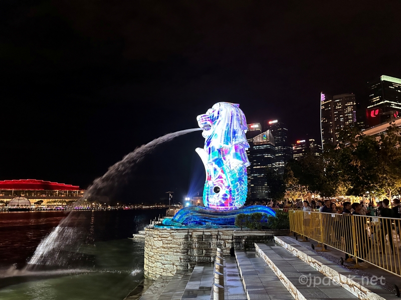 シンガポール】新マーライオン！今度のマーライオンはレインボーに光る