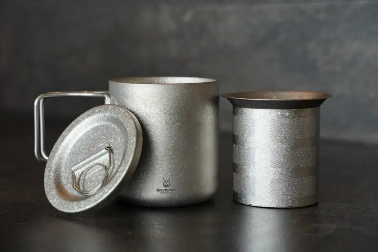 10月中旬販売決定】結晶化チタン茶漉し付きダブルウォールマグがMachi