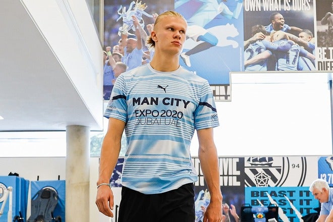 最高にホット！」ノルウェー代表FWハーランドが休暇中の“ゴキゲン”な姿