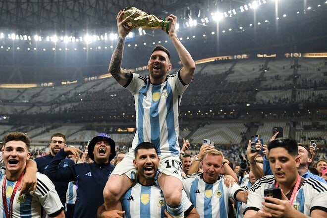 世界一、君は最高の友人だ」アグエロが盟友メッシとの2ショットを公開