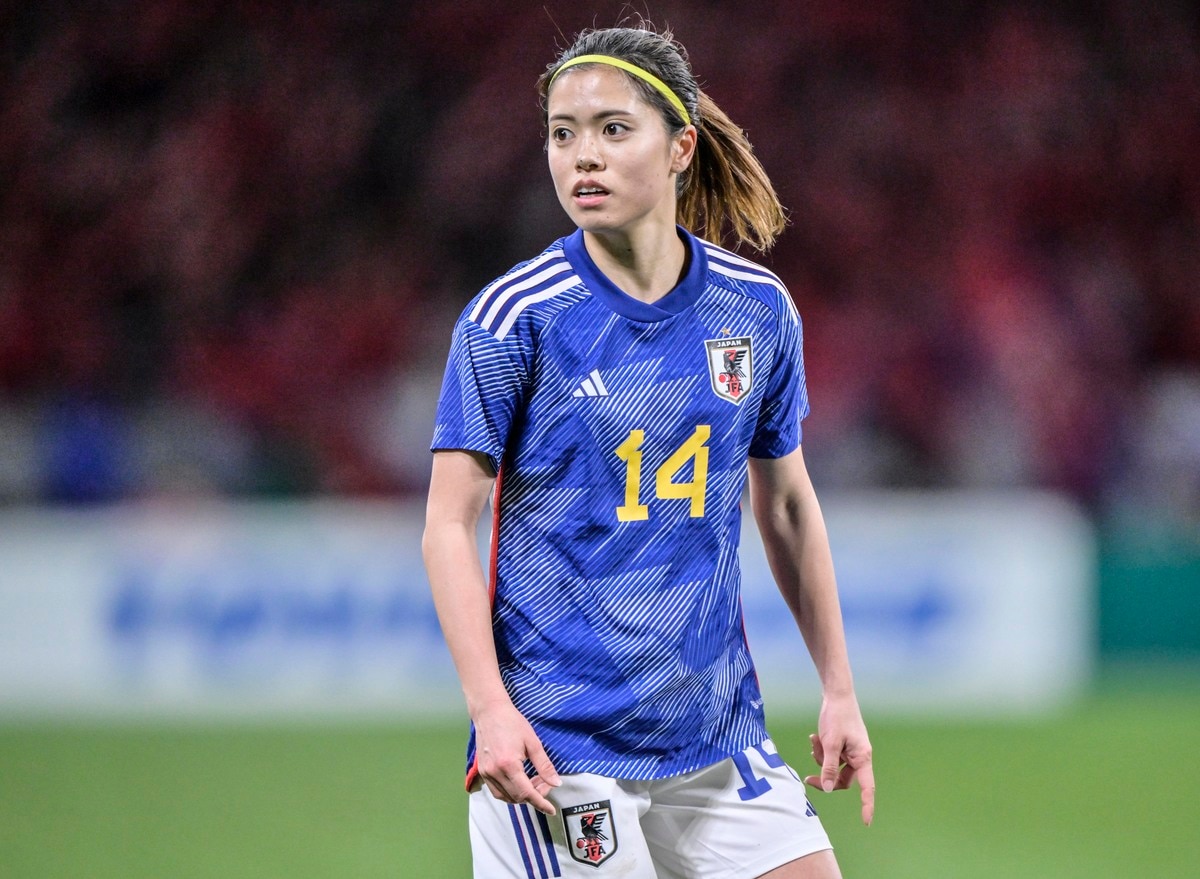 唯さん白いユニフォーム1番似合う！」長谷川唯＆長野風花らのサッカー