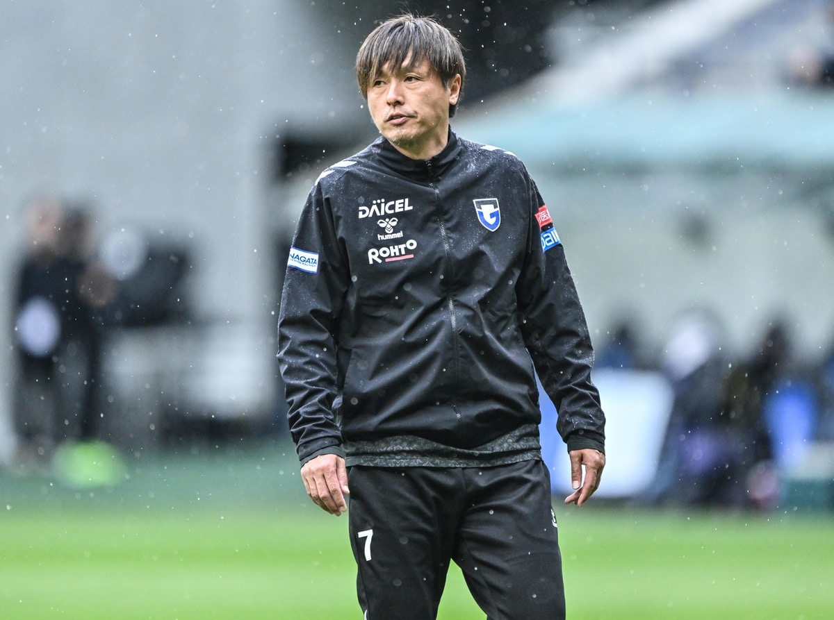 相変わらず美しすぎ」元日本代表の“名手” G大阪・遠藤保仁コーチが披露