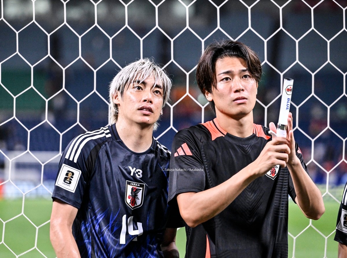 可愛がられすぎィ！笑」ランス伊東純也＆中村敬斗の“髪の毛ナデナデ”愛