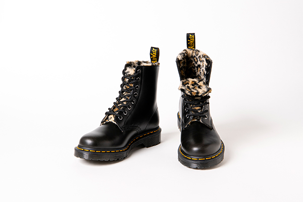 レオパード柄のファーが目を引くDr.Martensのブーツをクールに着こなし