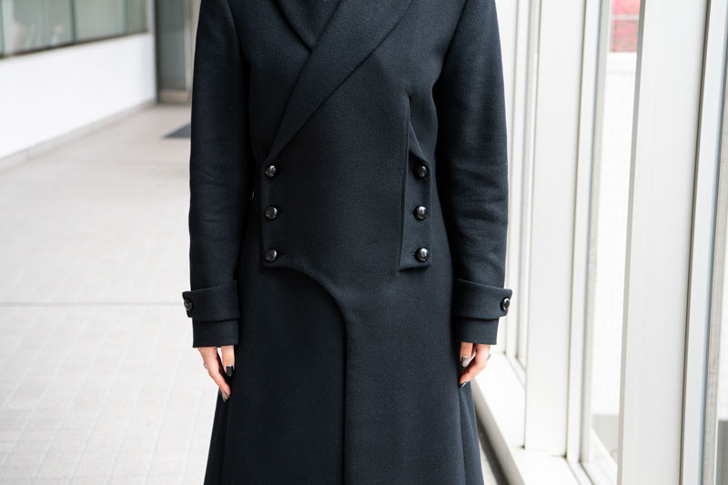 KEISUKE YOSHIDAのロングコートを主役にしたブラックコーデ、有馬千姫
