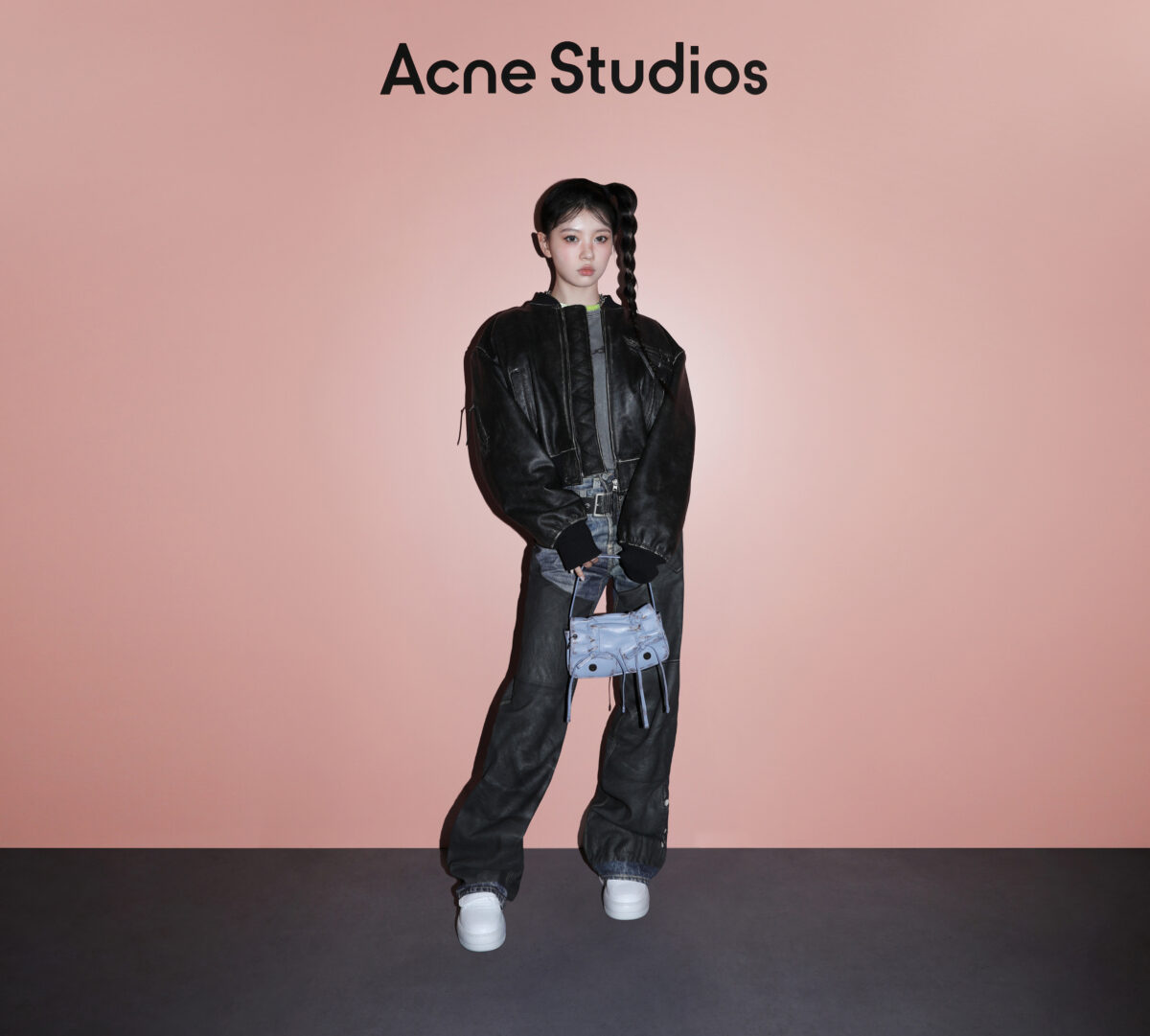 ILLITがスペシャルなパフォーマンスを披露したAcne Studios 2024年春夏