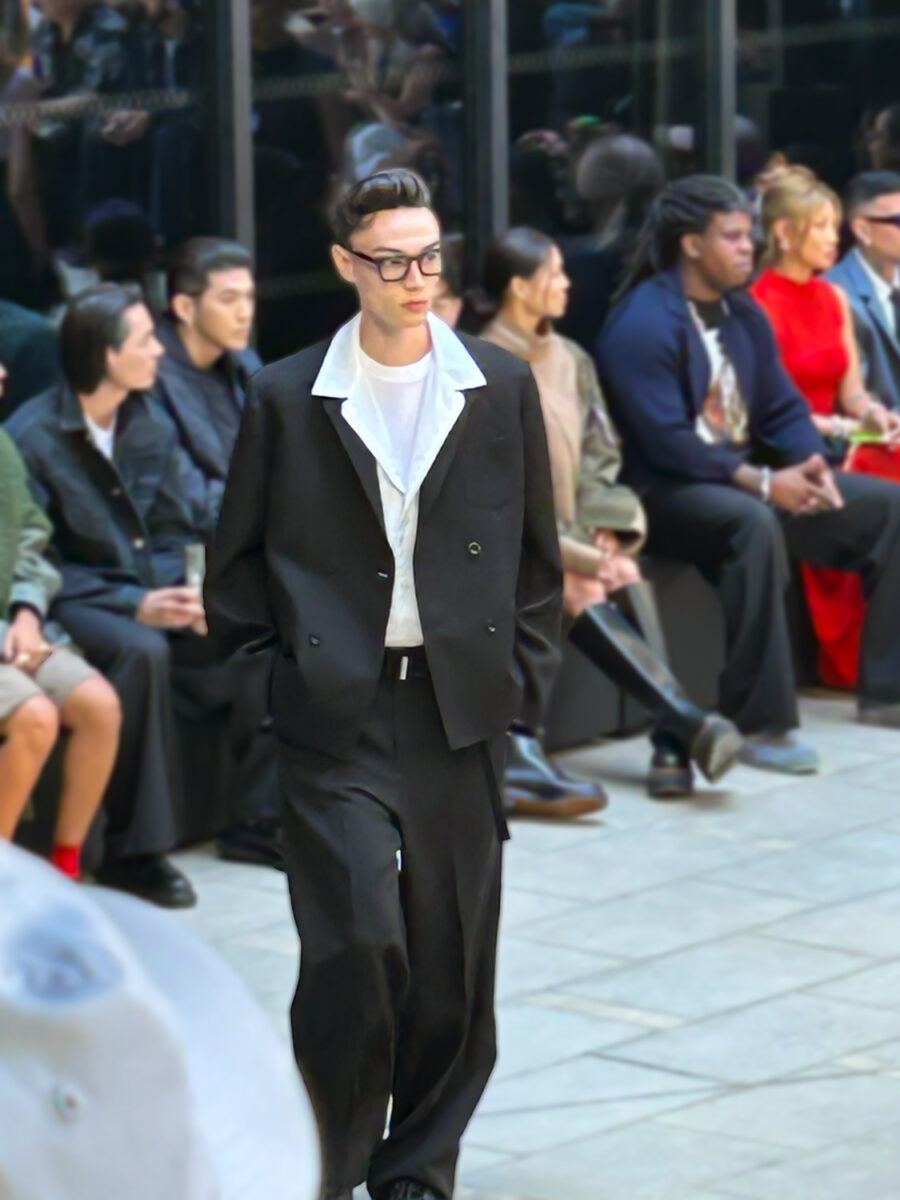 サカイはジェームズ・ディーンの精神が出発点に。2025年春夏パリ