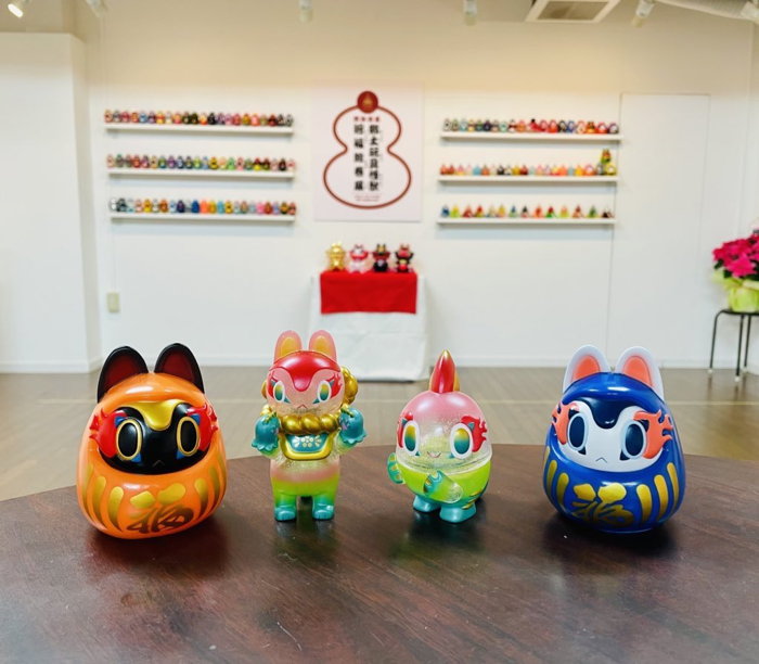 アーティスト・照紗氏が個展「郷土玩具怪獣招福絵巻展」で新作