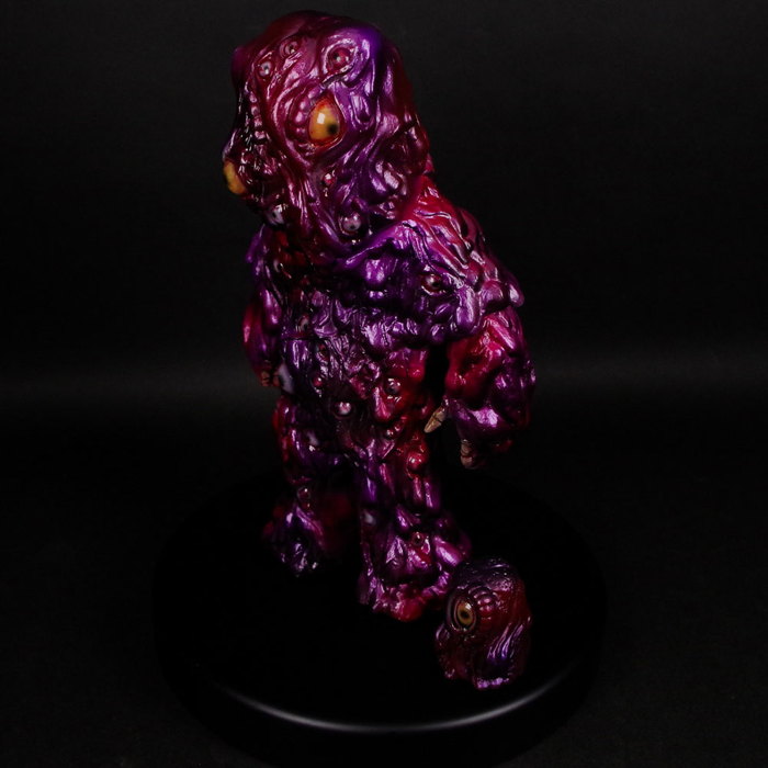 暗黒エンターテイメントから新たなる闇「溶解怪獣ヒャクメドラ」が墓場