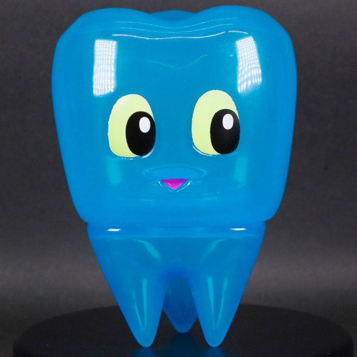 木内歯科医院の「臼歯のキューシーちゃん(クアンタム)」が墓場の画廊に