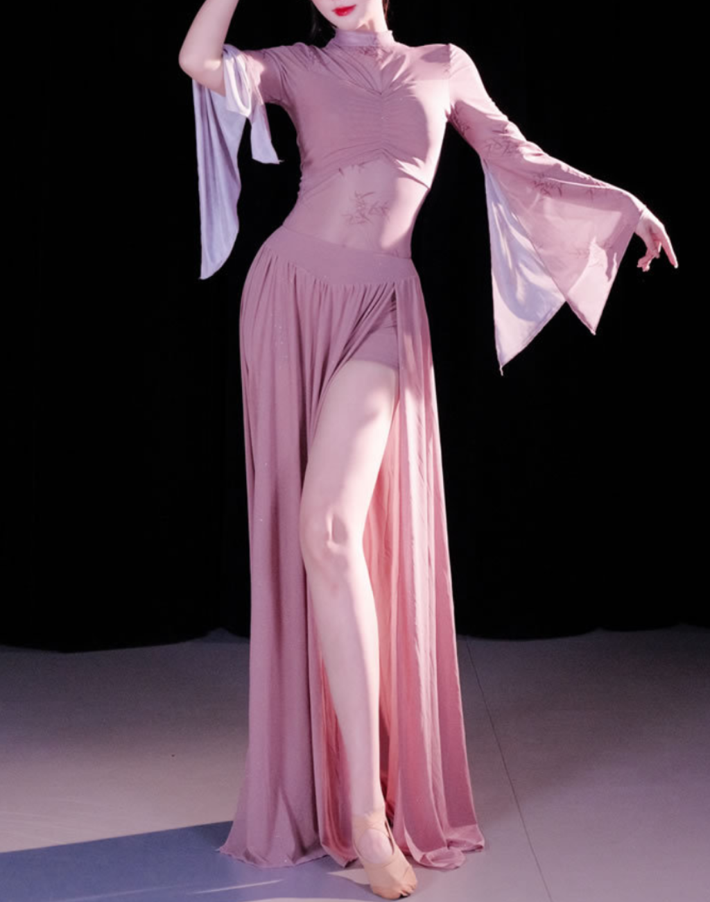 送料無料】やわらかな気品のピンクレースのセットアップ｜ベリーダンス