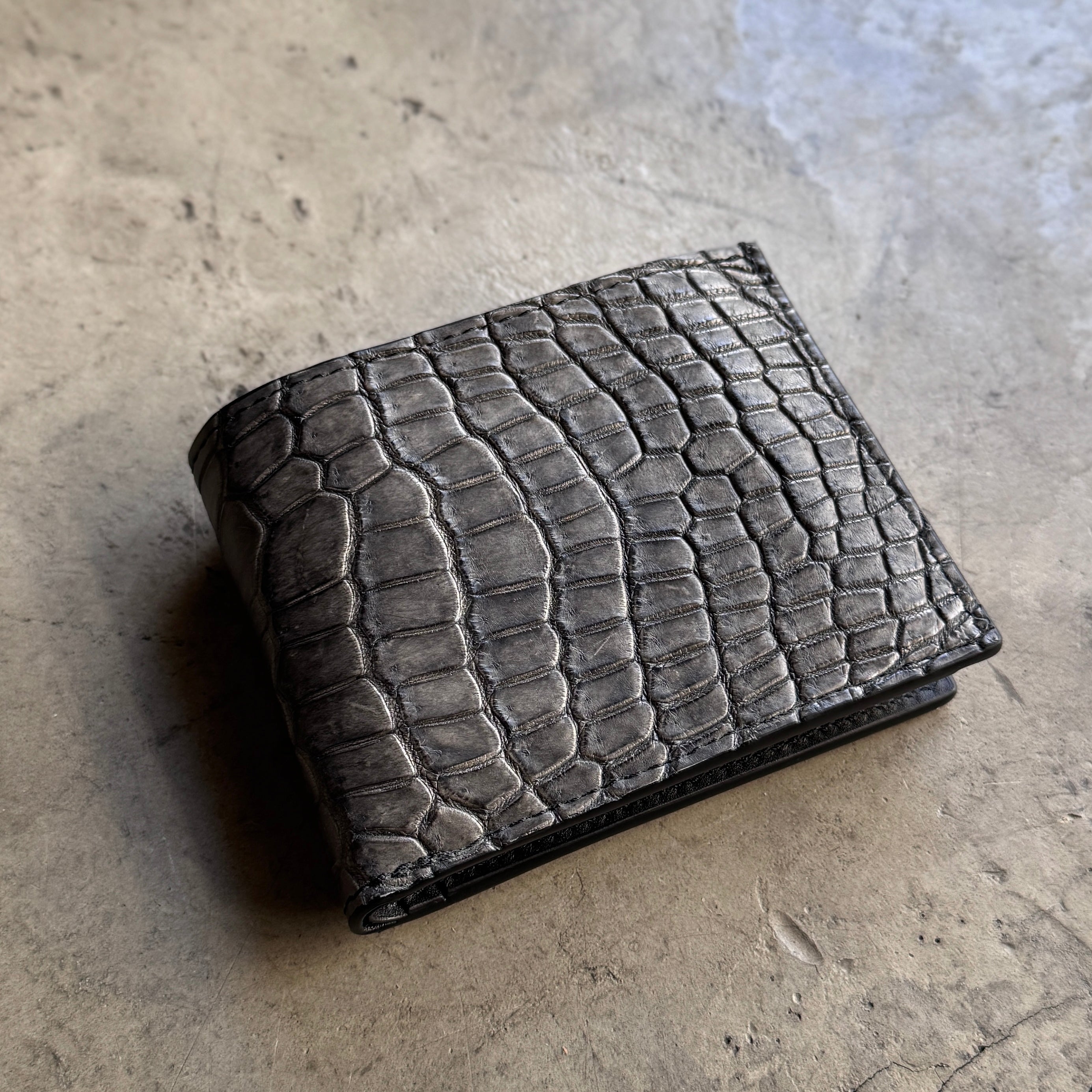 クロコダイルポロサス】ワニ革墨染二つ折り財布-Short Wallet – SOTOMI
