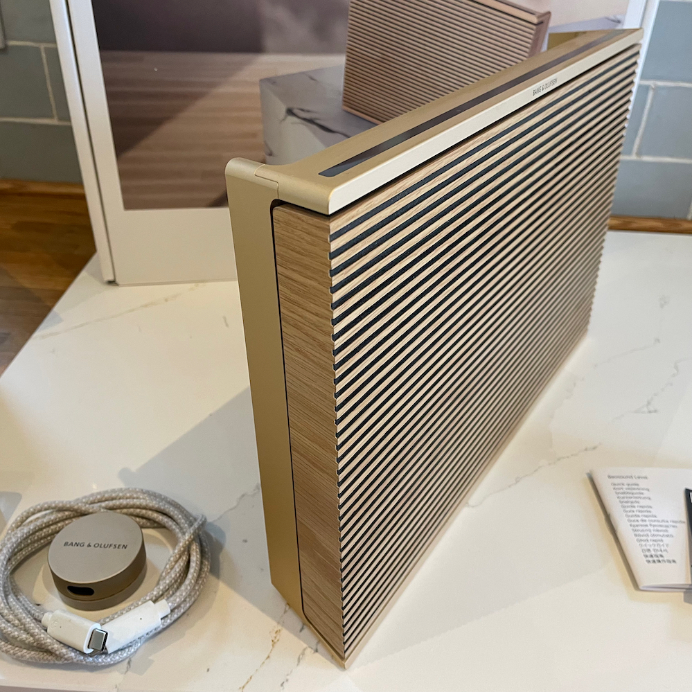 BeoSound Level Oak/Gold Tone - Portable Bluetooth speaker