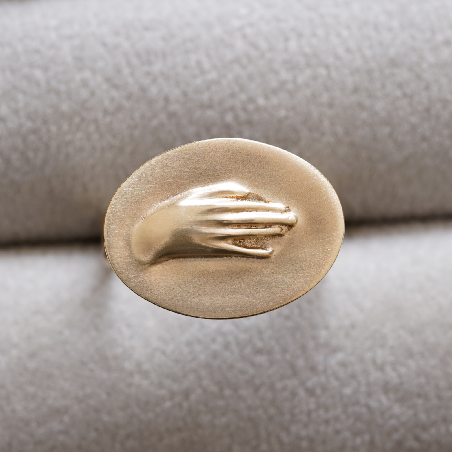 Love Token Ring / Hand 10K (Gabriella Kiss) - SOURCE objects