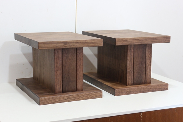 無垢材のスピーカースタンド