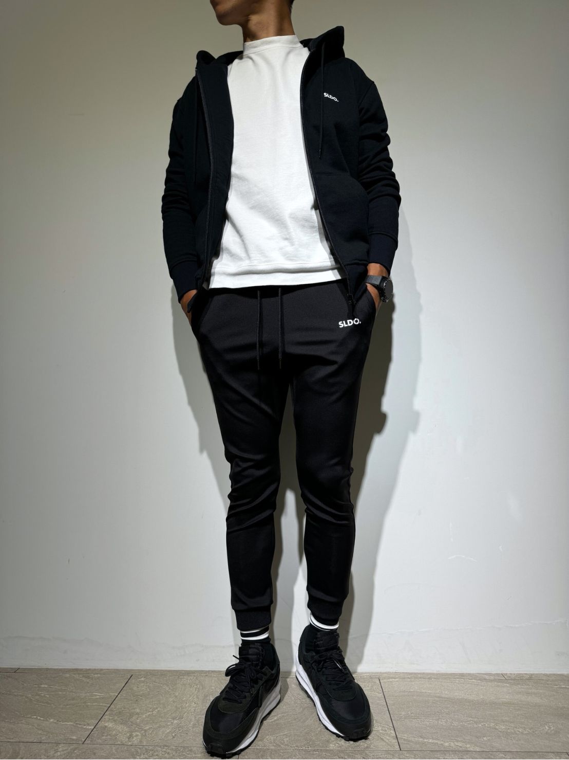 EXCLUSIVE】スウェット ジップフーディー/BLACK (UNISEX) – SLDO.