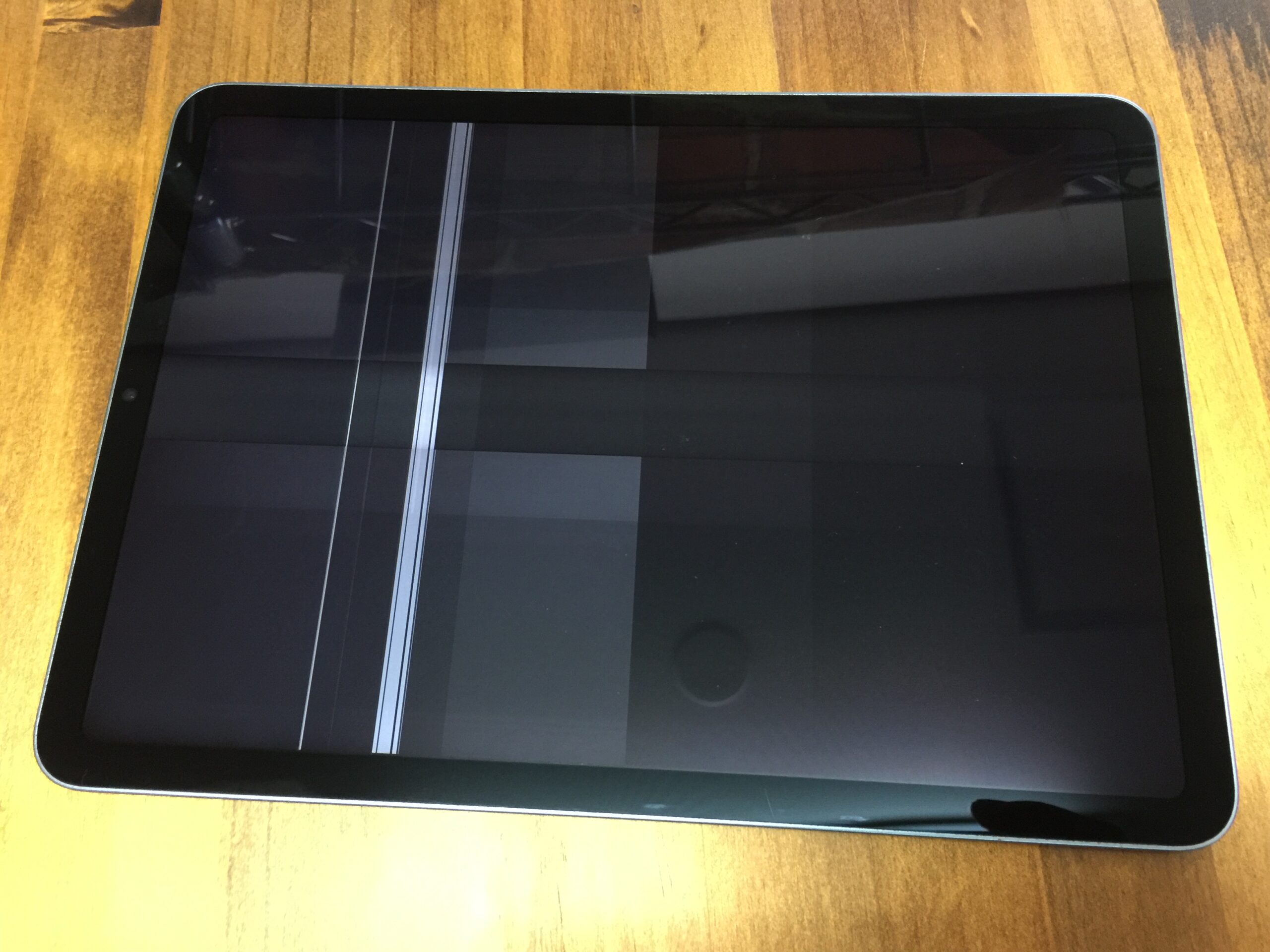 iPad Air 5 を落として液晶がカラフルな縦線で見えない状態 | フリー