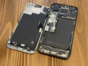 iPhone 15 Pro Max落として画面が緑色に即日改善できます！ - スマホ