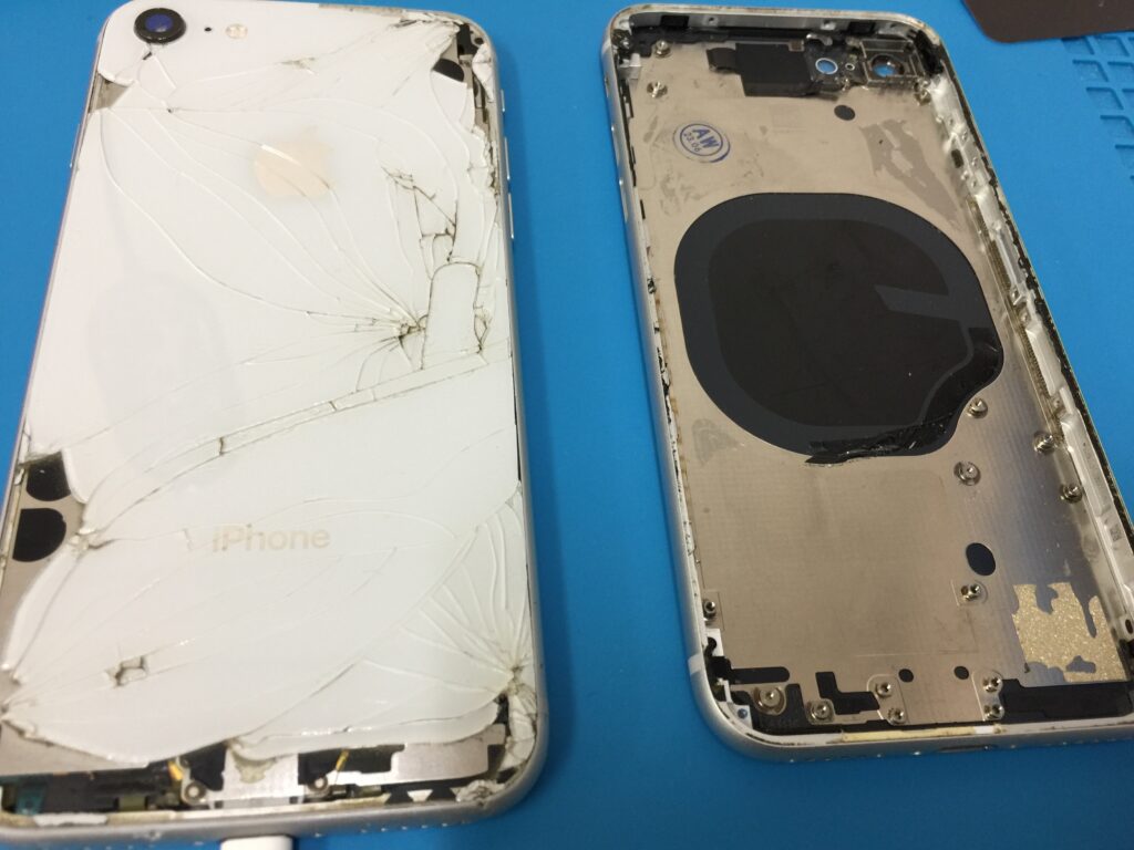 iPhone8の画面と背面がバキバキに割れてしまったものを液晶とバック