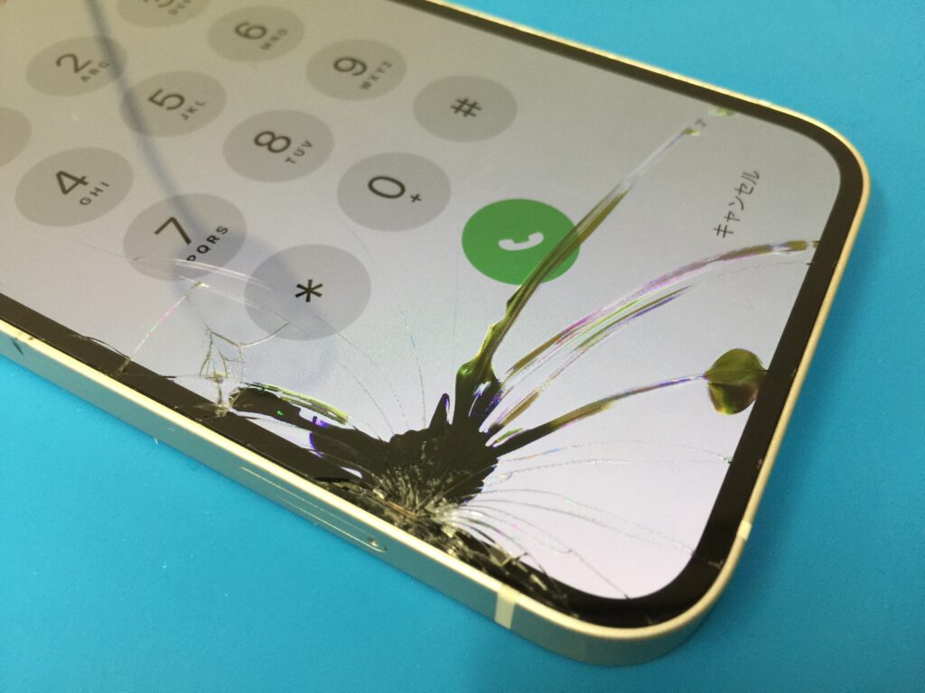 iPhone12の画面が割れてディスプレイに黒いシミが飛び散ったような症状