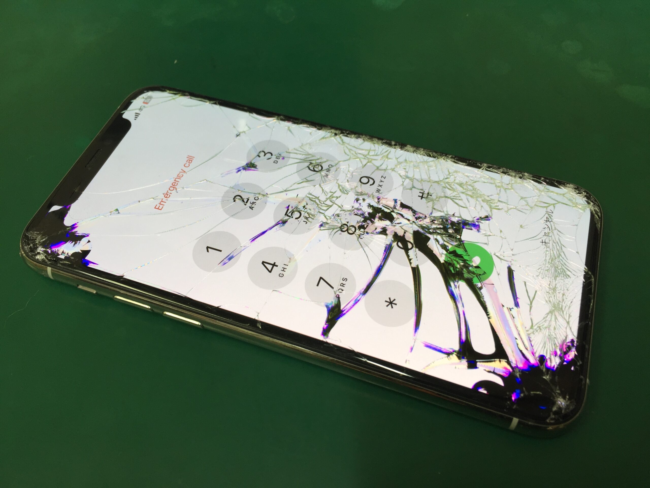 iPhone11PROの画面ガラス割れと液晶に黒いシミが広がっている状態の