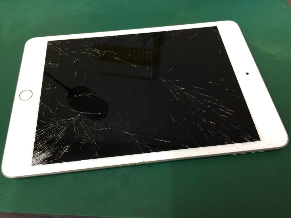 iPad mini 5 の画面のガラスが蜘蛛の巣状にヒビが入って使いづらくなっ