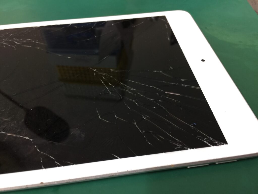 iPad mini 5 の画面のガラスが蜘蛛の巣状にヒビが入って使いづらくなっ