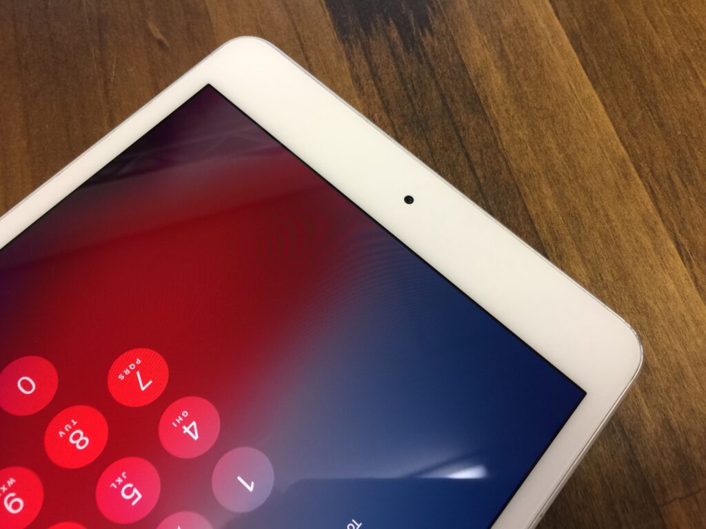 iPad mini 5 の画面のガラスが蜘蛛の巣状にヒビが入って使いづらくなっ
